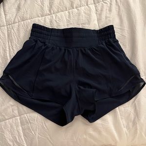 Lululemom hotty hot size 4 2.5" inseam